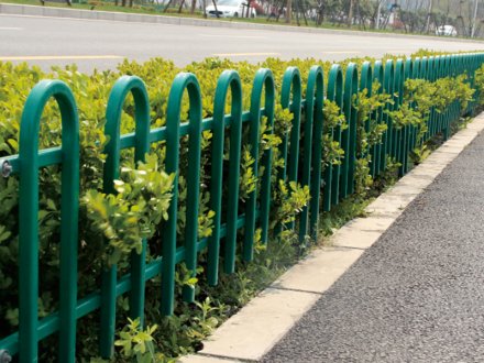安誠護欄為您簡單介紹草坪護欄有哪些材料優勢