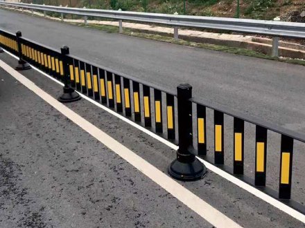 交通護欄的種類及各分類的規模，要求和用途有